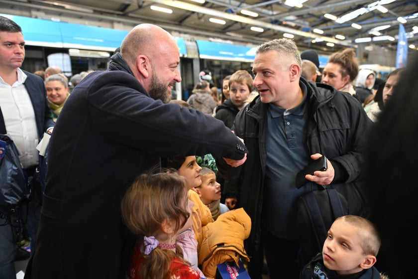 Spotkanie świąteczne z rozdawaniem paczek na zajezdni tramwajowej Borek.