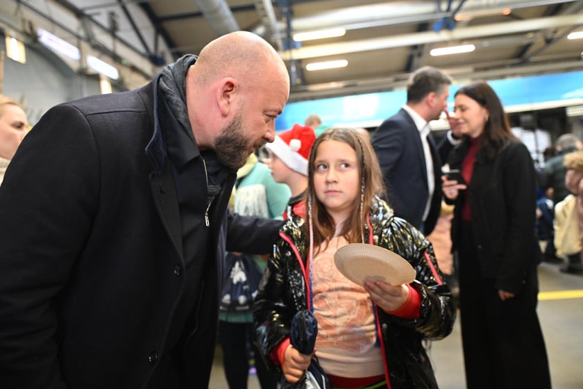 Spotkanie świąteczne z rozdawaniem paczek na zajezdni tramwajowej Borek.