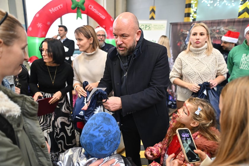 Spotkanie świąteczne z rozdawaniem paczek na zajezdni tramwajowej Borek.