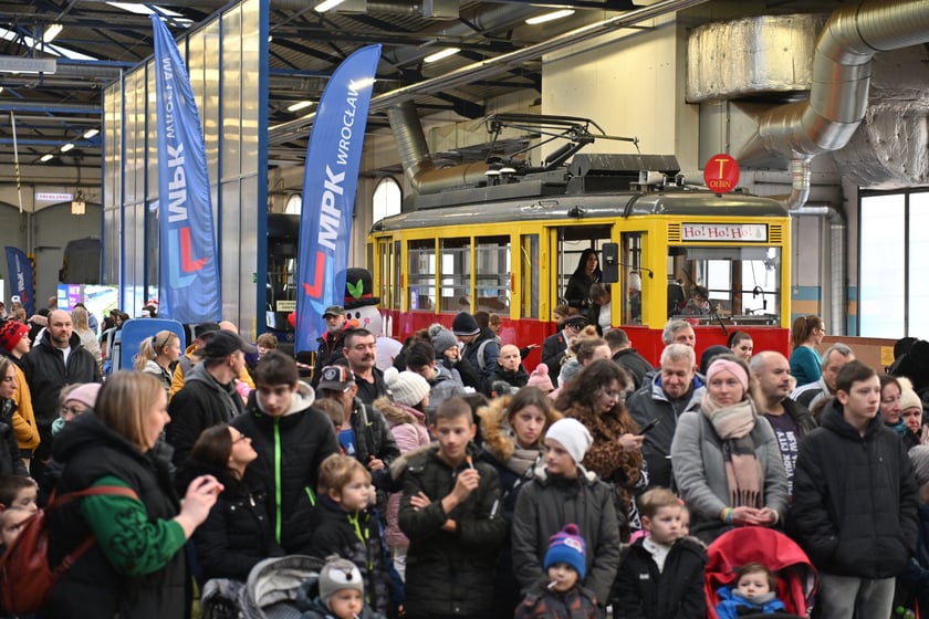 Spotkanie świąteczne z rozdawaniem paczek na zajezdni tramwajowej Borek.