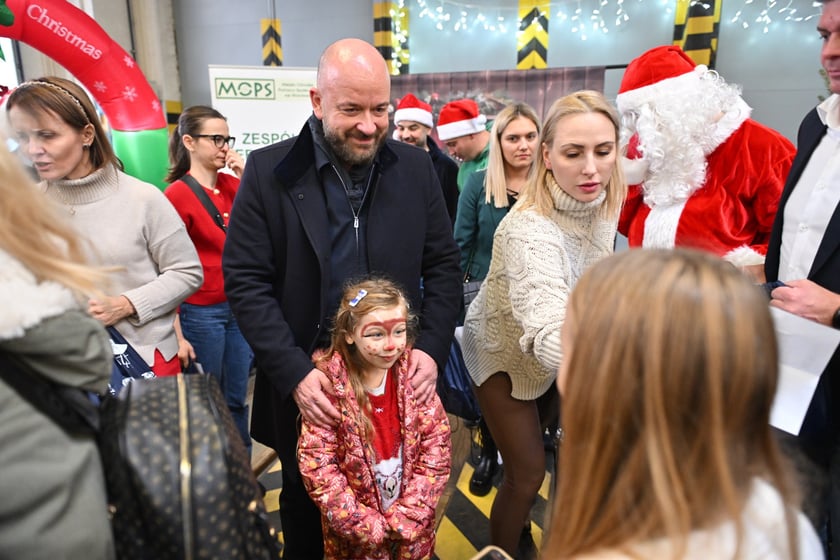 Spotkanie świąteczne z rozdawaniem paczek na zajezdni tramwajowej Borek.