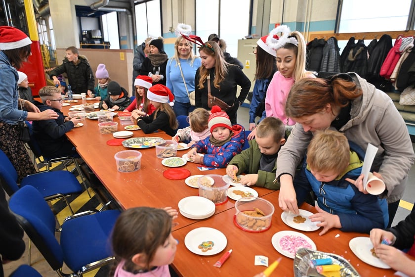 Spotkanie świąteczne z rozdawaniem paczek na zajezdni tramwajowej Borek.