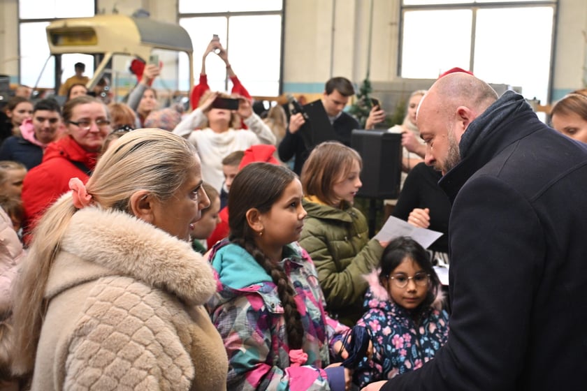 Spotkanie świąteczne z rozdawaniem paczek na zajezdni tramwajowej Borek.