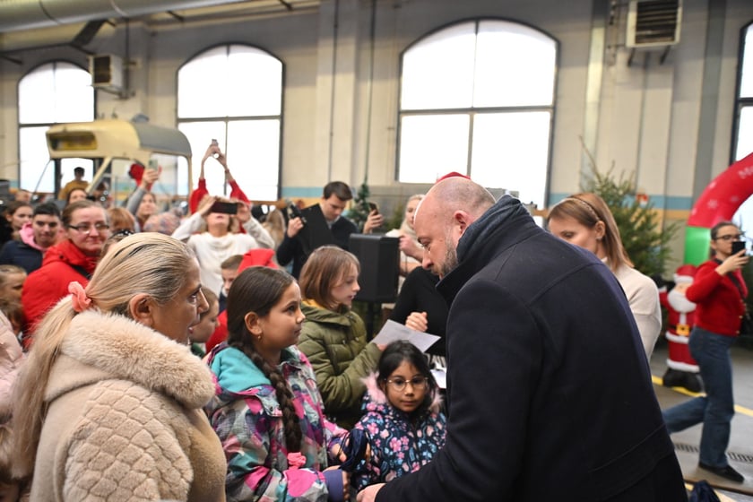 Spotkanie świąteczne z rozdawaniem paczek na zajezdni tramwajowej Borek.