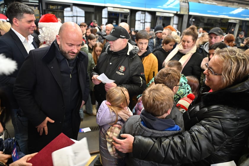 Spotkanie świąteczne z rozdawaniem paczek na zajezdni tramwajowej Borek.