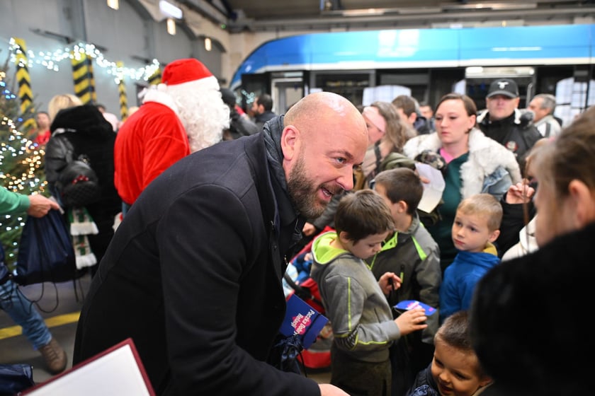Spotkanie świąteczne z rozdawaniem paczek na zajezdni tramwajowej Borek.