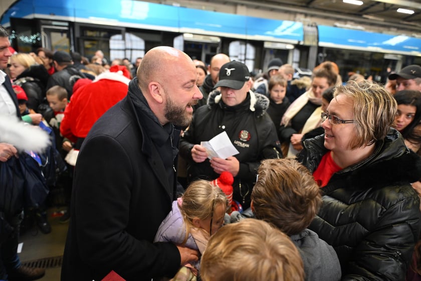 Spotkanie świąteczne z rozdawaniem paczek na zajezdni tramwajowej Borek.