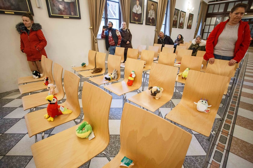 Wręczenie prezentu dla potrzebujących dzieci w ramach akcji Nasza Paka zorganizowanej przez wrocławski Caritas