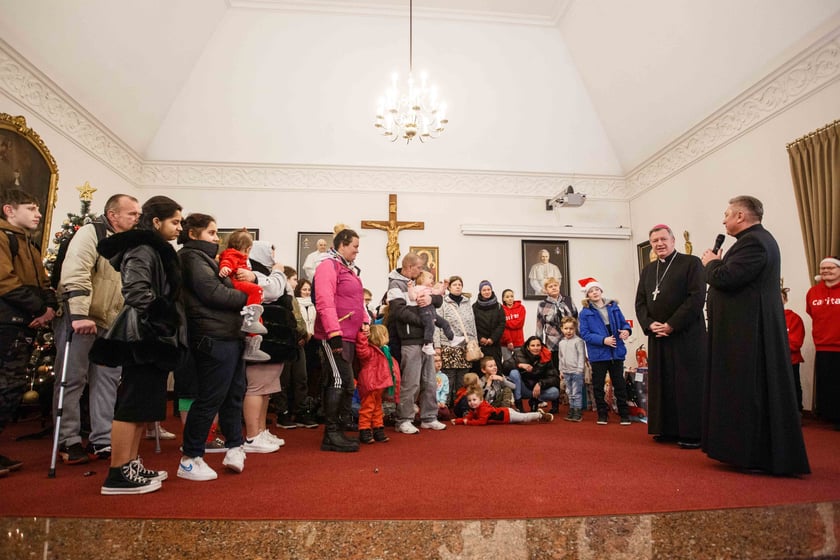 Wręczenie prezentu dla potrzebujących dzieci w ramach akcji Nasza Paka zorganizowanej przez wrocławski Caritas