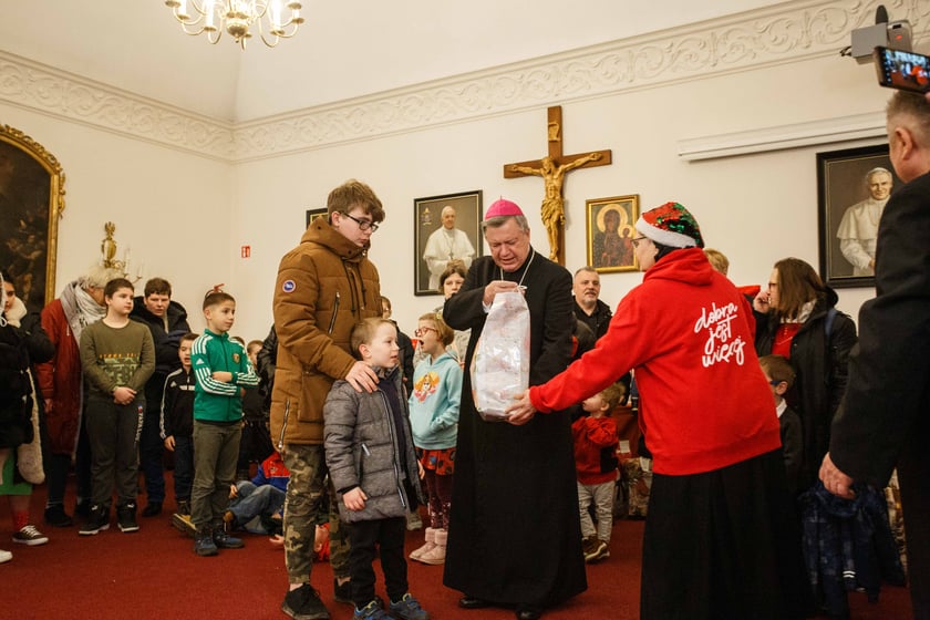 Wręczenie prezentu dla potrzebujących dzieci w ramach akcji Nasza Paka zorganizowanej przez wrocławski Caritas
