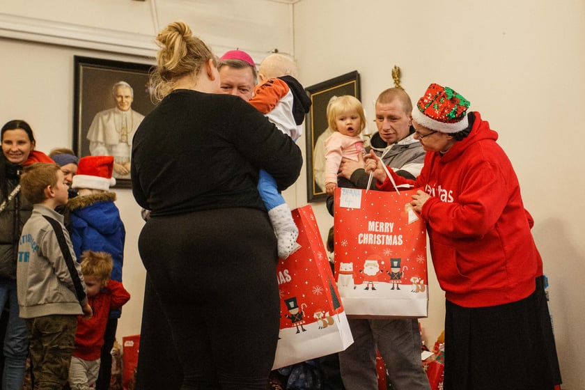Wręczenie prezentu dla potrzebujących dzieci w ramach akcji Nasza Paka zorganizowanej przez wrocławski Caritas