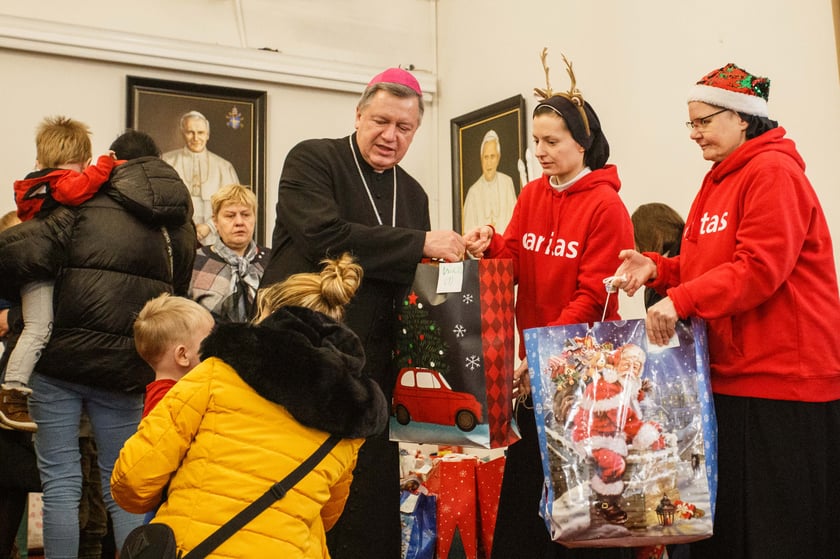 Wręczenie prezentu dla potrzebujących dzieci w ramach akcji Nasza Paka zorganizowanej przez wrocławski Caritas