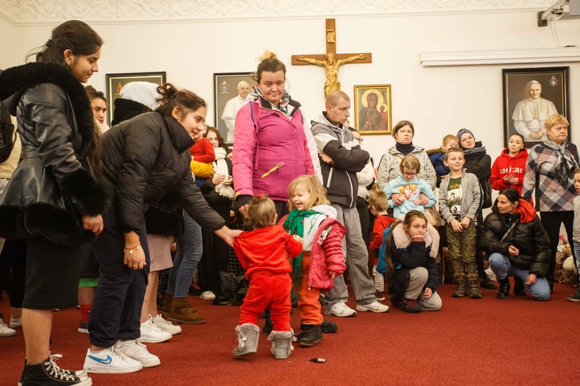 Wręczenie prezentu dla potrzebujących dzieci w ramach akcji Nasza Paka zorganizowanej przez wrocławski Caritas
