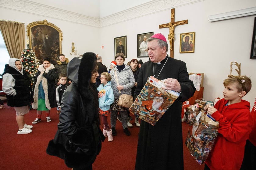 Wręczenie prezentu dla potrzebujących dzieci w ramach akcji Nasza Paka zorganizowanej przez wrocławski Caritas