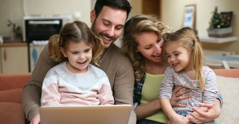 Komu przysługuje 800+. Ile lat musi mieć dziecko
Świadczenie wychowawcze 800 + przysługuje na dziecko do dnia ukończenia przez nie 18. roku życia. Wynosi 800 zł miesięcznie, a w przypadku opieki naprzemiennej - 400 zł.
- Jeśli rodzice nie chcą mieć przerwy w wypłacie świadczenia, elektroniczny wniosek powinni złożyć do końca kwietnia &ndash; przestrzega Iwona Kowalska-Matis, regionalny rzecznik prasowy ZUS.