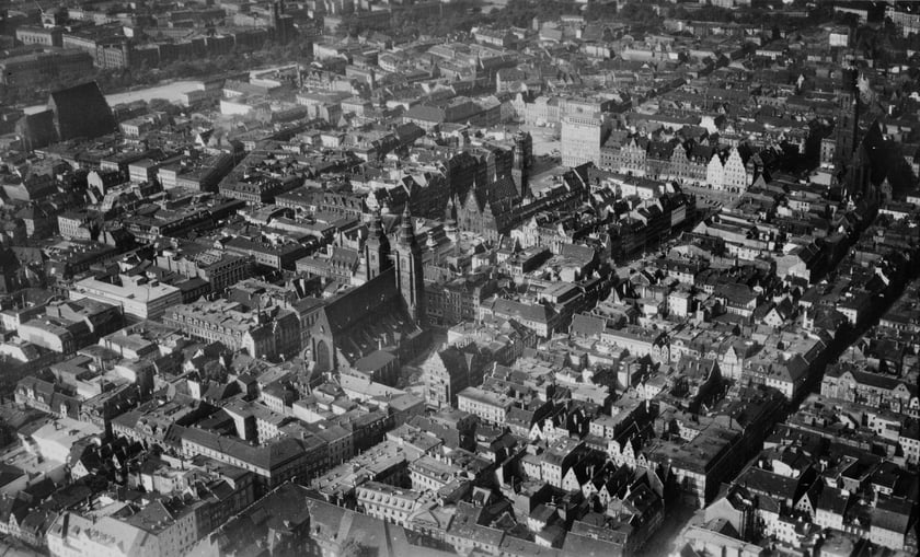 Lata 1935-1940, Widok na najstarszą część Wrocławia z Rynkiem; w centrum katedra św. Marii Magdaleny.