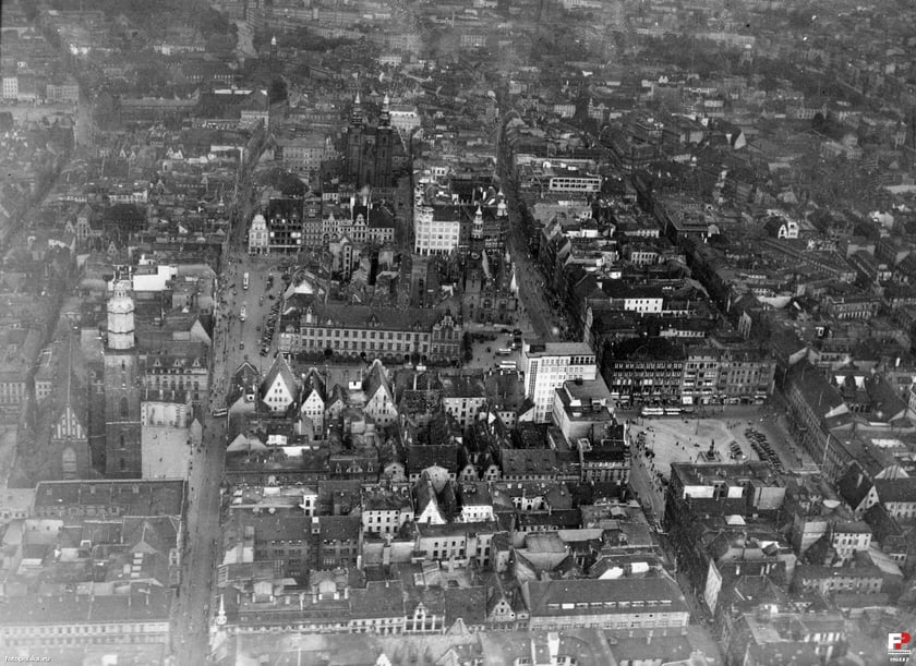 Lata 1932-1939, Stare Miasto we Wrocławiu na zdjęciu lotniczym; w centrum Rynek.