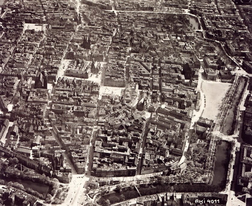 1927, Zdjęcie lotnicze obejmujące prawie całe Stare Miasto. Widok od zachodu.