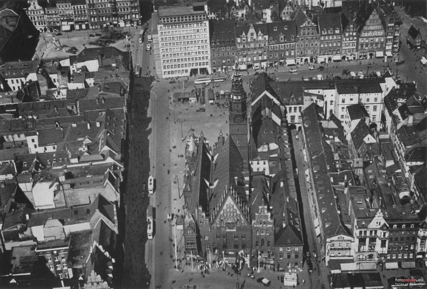 Lata 1935-1938, Rynek wrocławski - zdjęcie lotnicze. Adam Kraft - Schlesien, wyd. Flechsig 2002