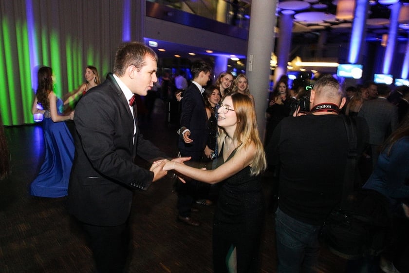 Studni&oacute;wka uczni&oacute;w ostatnich klas Liceum Og&oacute;lnokształcącego nr I im. Danuty Siedzik&oacute;wny &bdquo;Inki&rdquo; we Wrocławiu