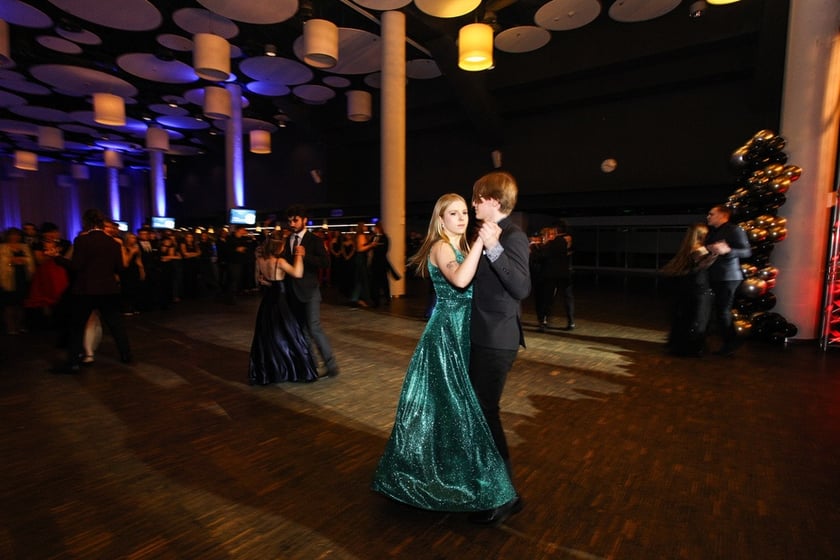 Studni&oacute;wka uczni&oacute;w ostatnich klas Liceum Og&oacute;lnokształcącego nr I im. Danuty Siedzik&oacute;wny &bdquo;Inki&rdquo; we Wrocławiu