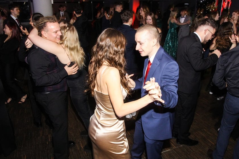 Studni&oacute;wka uczni&oacute;w ostatnich klas Liceum Og&oacute;lnokształcącego nr I im. Danuty Siedzik&oacute;wny &bdquo;Inki&rdquo; we Wrocławiu