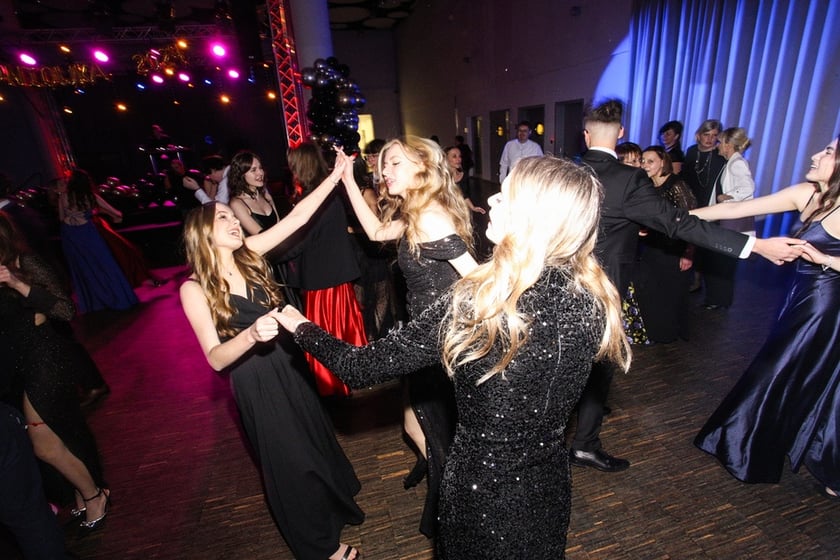 Studni&oacute;wka uczni&oacute;w ostatnich klas Liceum Og&oacute;lnokształcącego nr I im. Danuty Siedzik&oacute;wny &bdquo;Inki&rdquo; we Wrocławiu