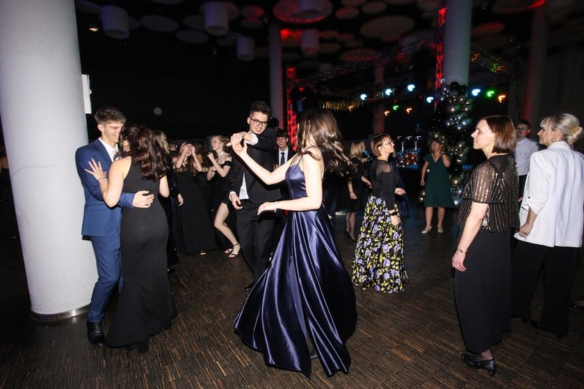 Studni&oacute;wka uczni&oacute;w ostatnich klas Liceum Og&oacute;lnokształcącego nr I im. Danuty Siedzik&oacute;wny &bdquo;Inki&rdquo; we Wrocławiu