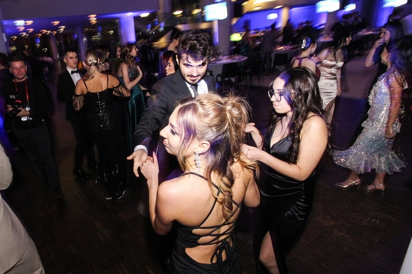 Studni&oacute;wka uczni&oacute;w ostatnich klas Liceum Og&oacute;lnokształcącego nr I im. Danuty Siedzik&oacute;wny &bdquo;Inki&rdquo; we Wrocławiu