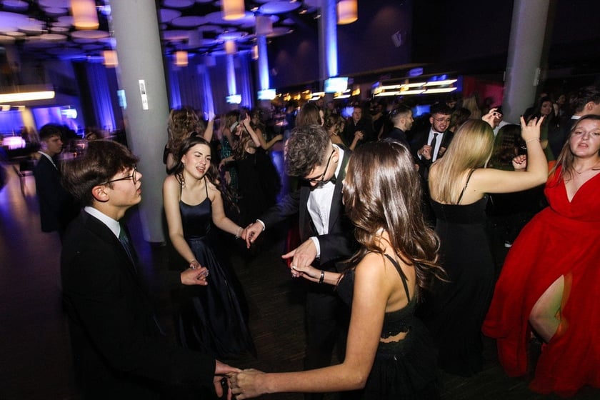 Studni&oacute;wka uczni&oacute;w ostatnich klas Liceum Og&oacute;lnokształcącego nr I im. Danuty Siedzik&oacute;wny &bdquo;Inki&rdquo; we Wrocławiu