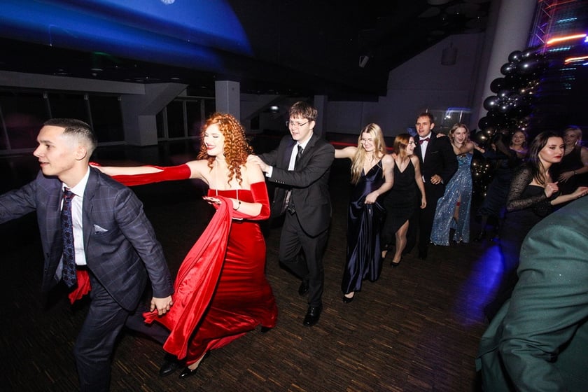 Studni&oacute;wka uczni&oacute;w ostatnich klas Liceum Og&oacute;lnokształcącego nr I im. Danuty Siedzik&oacute;wny &bdquo;Inki&rdquo; we Wrocławiu