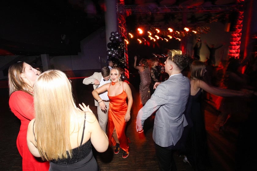 Studni&oacute;wka uczni&oacute;w ostatnich klas Liceum Og&oacute;lnokształcącego nr I im. Danuty Siedzik&oacute;wny &bdquo;Inki&rdquo; we Wrocławiu