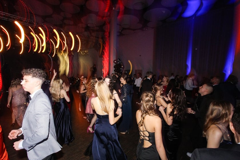 Studni&oacute;wka uczni&oacute;w ostatnich klas Liceum Og&oacute;lnokształcącego nr I im. Danuty Siedzik&oacute;wny &bdquo;Inki&rdquo; we Wrocławiu