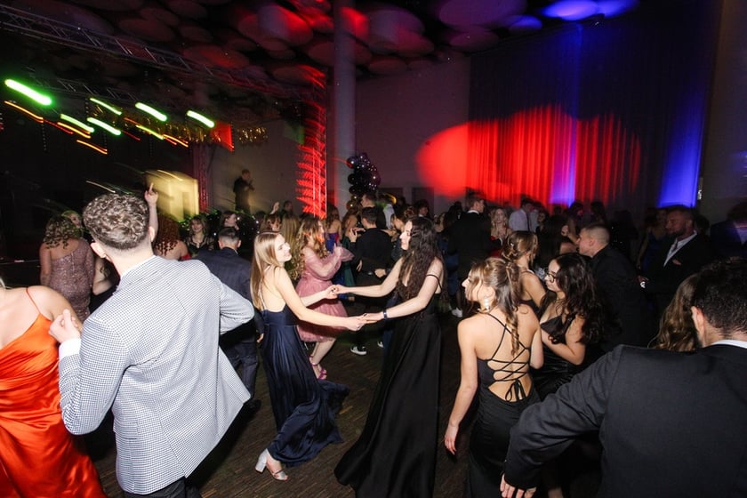 Studni&oacute;wka uczni&oacute;w ostatnich klas Liceum Og&oacute;lnokształcącego nr I im. Danuty Siedzik&oacute;wny &bdquo;Inki&rdquo; we Wrocławiu