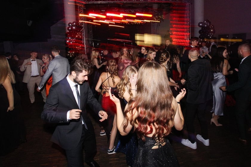 Studni&oacute;wka uczni&oacute;w ostatnich klas Liceum Og&oacute;lnokształcącego nr I im. Danuty Siedzik&oacute;wny &bdquo;Inki&rdquo; we Wrocławiu