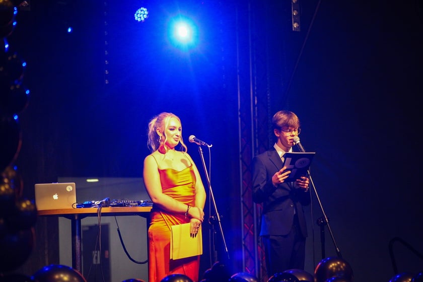 Studni&oacute;wka uczni&oacute;w ostatnich klas Liceum Og&oacute;lnokształcącego nr I im. Danuty Siedzik&oacute;wny &bdquo;Inki&rdquo; we Wrocławiu