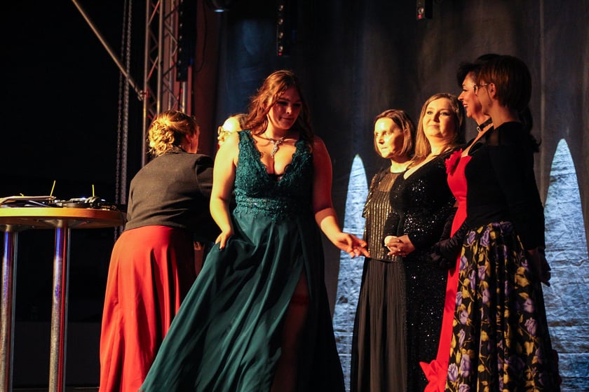 Studni&oacute;wka uczni&oacute;w ostatnich klas Liceum Og&oacute;lnokształcącego nr I im. Danuty Siedzik&oacute;wny &bdquo;Inki&rdquo; we Wrocławiu