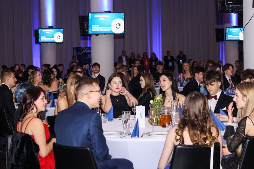 Studni&oacute;wka uczni&oacute;w ostatnich klas Liceum Og&oacute;lnokształcącego nr I im. Danuty Siedzik&oacute;wny &bdquo;Inki&rdquo; we Wrocławiu