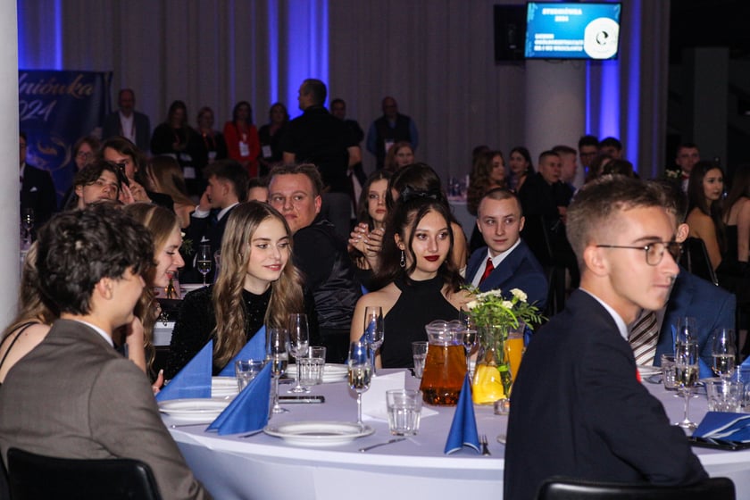 Studni&oacute;wka uczni&oacute;w ostatnich klas Liceum Og&oacute;lnokształcącego nr I im. Danuty Siedzik&oacute;wny &bdquo;Inki&rdquo; we Wrocławiu