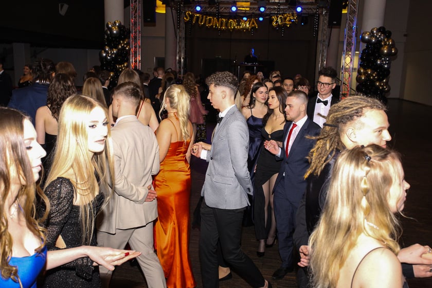 Studni&oacute;wka uczni&oacute;w ostatnich klas Liceum Og&oacute;lnokształcącego nr I im. Danuty Siedzik&oacute;wny &bdquo;Inki&rdquo; we Wrocławiu