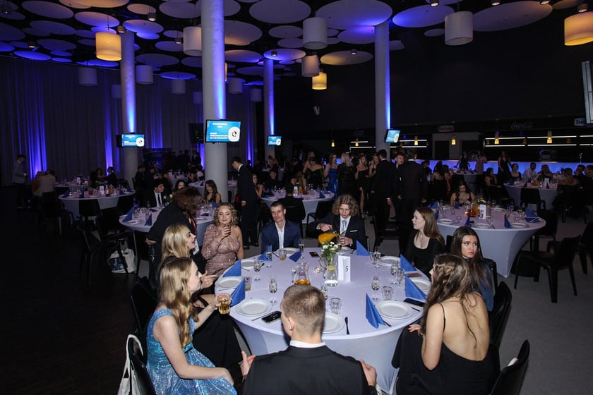 Studni&oacute;wka uczni&oacute;w ostatnich klas Liceum Og&oacute;lnokształcącego nr I im. Danuty Siedzik&oacute;wny &bdquo;Inki&rdquo; we Wrocławiu