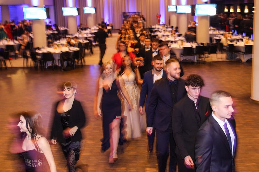 Studni&oacute;wka uczni&oacute;w ostatnich klas Liceum Og&oacute;lnokształcącego nr I im. Danuty Siedzik&oacute;wny &bdquo;Inki&rdquo; we Wrocławiu