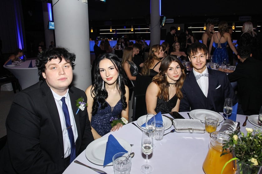 Studni&oacute;wka uczni&oacute;w ostatnich klas Liceum Og&oacute;lnokształcącego nr I im. Danuty Siedzik&oacute;wny &bdquo;Inki&rdquo; we Wrocławiu