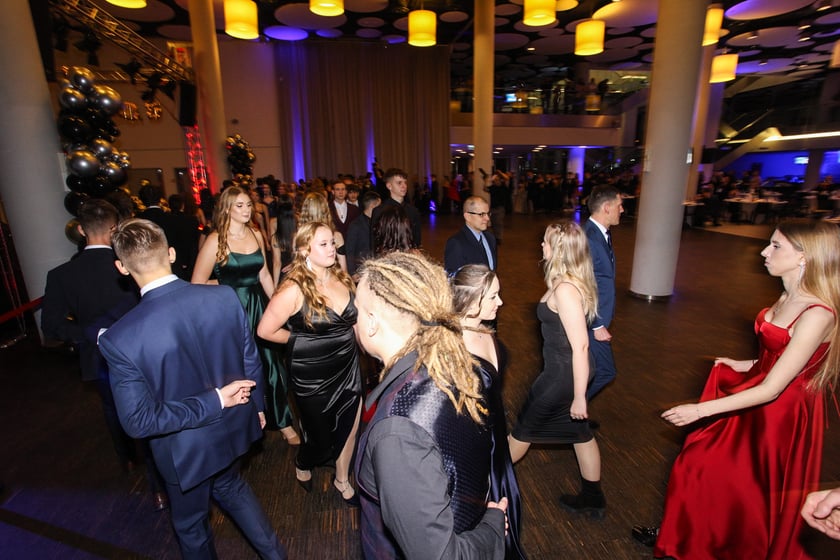 Studni&oacute;wka uczni&oacute;w ostatnich klas Liceum Og&oacute;lnokształcącego nr I im. Danuty Siedzik&oacute;wny &bdquo;Inki&rdquo; we Wrocławiu