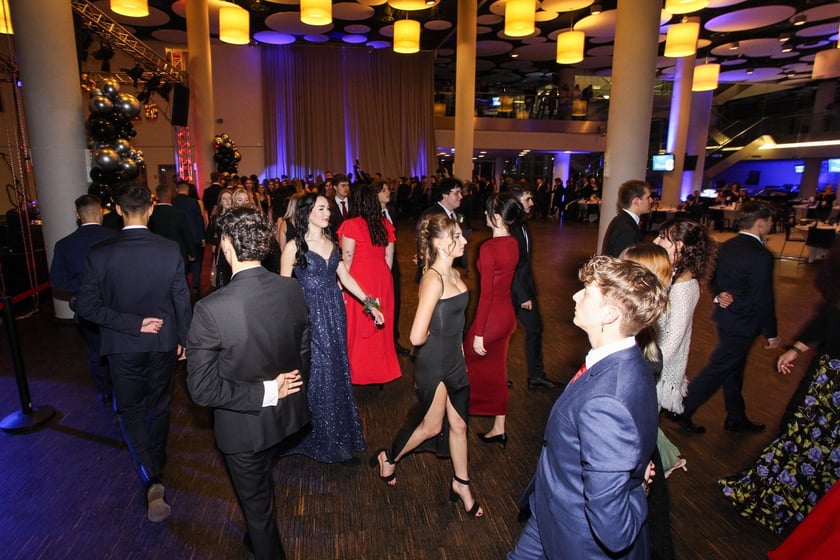 Studni&oacute;wka uczni&oacute;w ostatnich klas Liceum Og&oacute;lnokształcącego nr I im. Danuty Siedzik&oacute;wny &bdquo;Inki&rdquo; we Wrocławiu