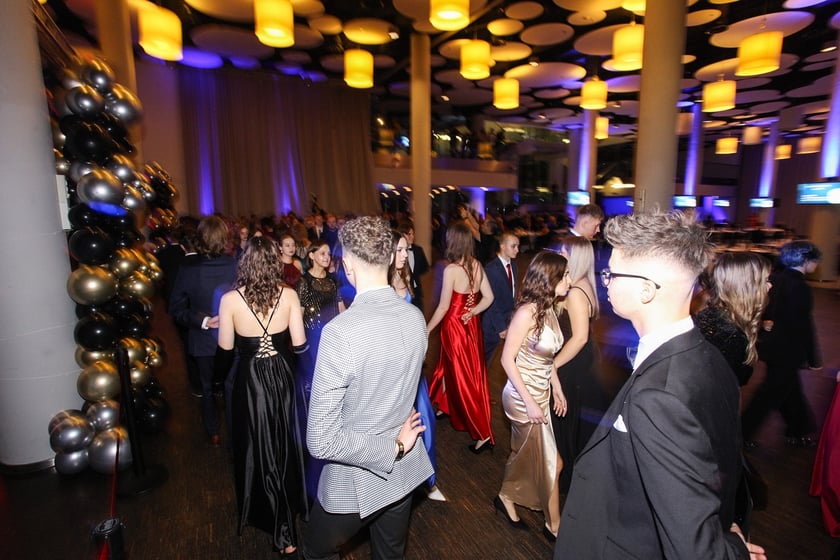 Studni&oacute;wka uczni&oacute;w ostatnich klas Liceum Og&oacute;lnokształcącego nr I im. Danuty Siedzik&oacute;wny &bdquo;Inki&rdquo; we Wrocławiu