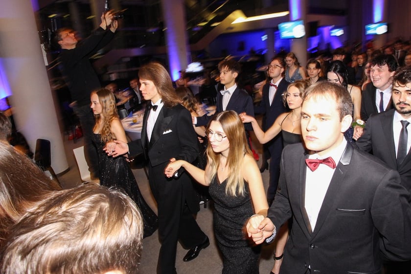 Studni&oacute;wka uczni&oacute;w ostatnich klas Liceum Og&oacute;lnokształcącego nr I im. Danuty Siedzik&oacute;wny &bdquo;Inki&rdquo; we Wrocławiu