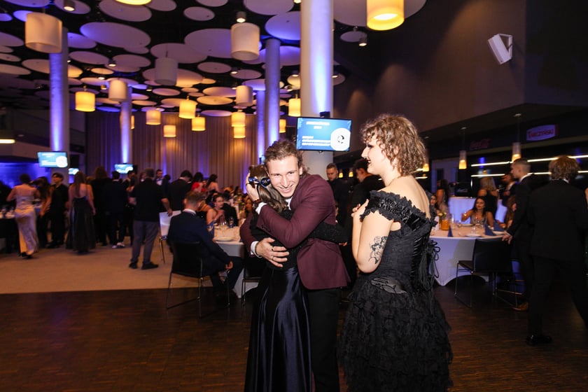 Studni&oacute;wka uczni&oacute;w ostatnich klas Liceum Og&oacute;lnokształcącego nr I im. Danuty Siedzik&oacute;wny &bdquo;Inki&rdquo; we Wrocławiu