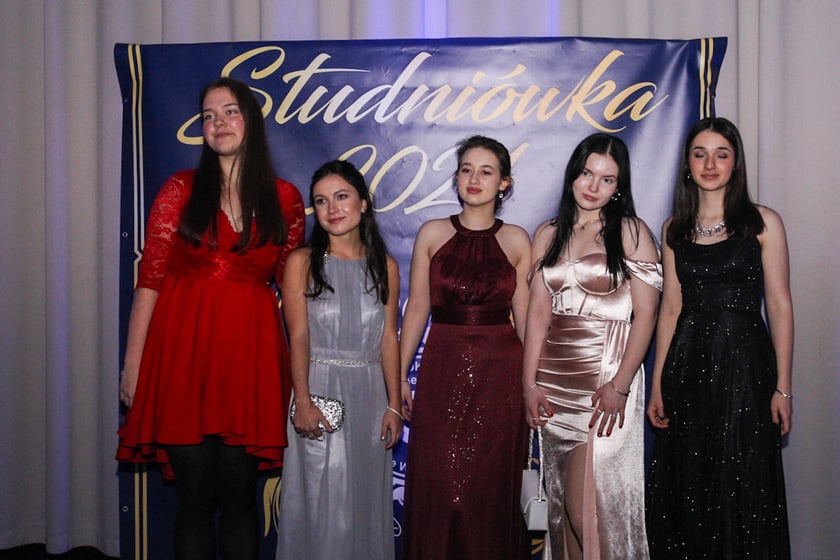 Studni&oacute;wka uczni&oacute;w ostatnich klas Liceum Og&oacute;lnokształcącego nr I im. Danuty Siedzik&oacute;wny &bdquo;Inki&rdquo; we Wrocławiu