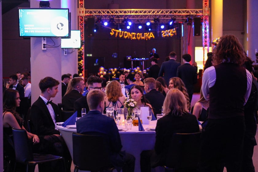 Studni&oacute;wka uczni&oacute;w ostatnich klas Liceum Og&oacute;lnokształcącego nr I im. Danuty Siedzik&oacute;wny &bdquo;Inki&rdquo; we Wrocławiu